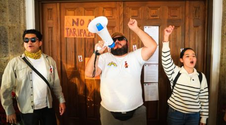 La manifestación se concentró en Casa Jalisco. EL INFORMADOR / J. ACOSTA