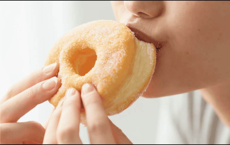 Comer demasiada azúcar de forma ocasional no representa un problema grave, pero sí es importante apoyar al organismo con hidratación, movimiento, alimentos equilibrados y descanso.  CANVA