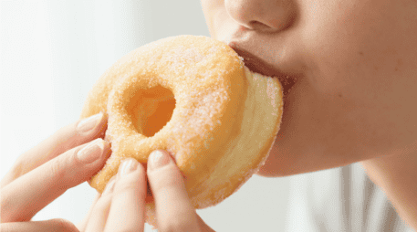 Comer demasiada azúcar de forma ocasional no representa un problema grave, pero sí es importante apoyar al organismo con hidratación, movimiento, alimentos equilibrados y descanso.  CANVA