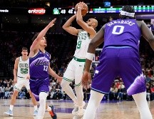 En el juego de esta noche Derrick White anotó 13 de sus 27 puntos en el último cuarto y añadió un récord personal de siete tapas en una actuación única. AP