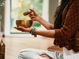 El humo y el fuego representan la liberación de preocupaciones, cargas emocionales y energías negativas del año que termina. Unsplash