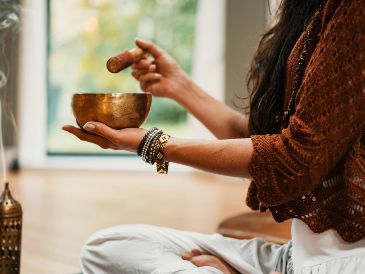 El humo y el fuego representan la liberación de preocupaciones, cargas emocionales y energías negativas del año que termina. Unsplash