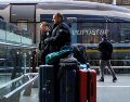 Eurostar, que opera trenes de pasajeros a través del túnel, advirtió sobre más posibles demoras y cancelaciones debido a los "efectos colaterales" de las severas interrupciones de la víspera. EFE