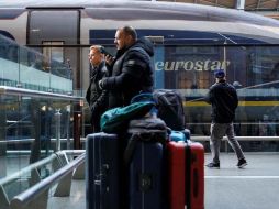 Eurostar, que opera trenes de pasajeros a través del túnel, advirtió sobre más posibles demoras y cancelaciones debido a los 