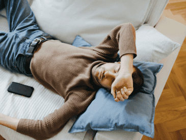 La mayoría de los expertos coinciden en que los adultos necesitan entre 7 y 9 horas de sueño por noche. CANVA