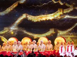Artistas tocan tambores en el escenario durante la celebración de la cuenta regresiva del Año Nuevo 2026 en la Gran Muralla en Juyongguan, Pekín, China. EFE / A. Martínez Casares