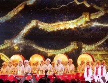 Artistas tocan tambores en el escenario durante la celebración de la cuenta regresiva del Año Nuevo 2026 en la Gran Muralla en Juyongguan, Pekín, China. EFE / A. Martínez Casares