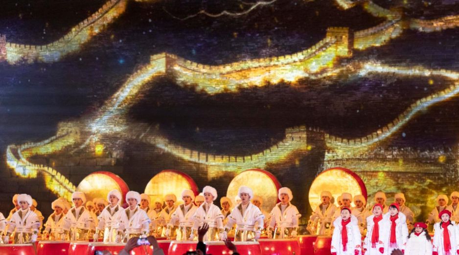 Artistas tocan tambores en el escenario durante la celebración de la cuenta regresiva del Año Nuevo 2026 en la Gran Muralla en Juyongguan, Pekín, China. EFE / A. Martínez Casares