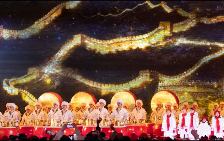 Artistas tocan tambores en el escenario durante la celebración de la cuenta regresiva del Año Nuevo 2026 en la Gran Muralla en Juyongguan, Pekín, China. EFE / A. Martínez Casares