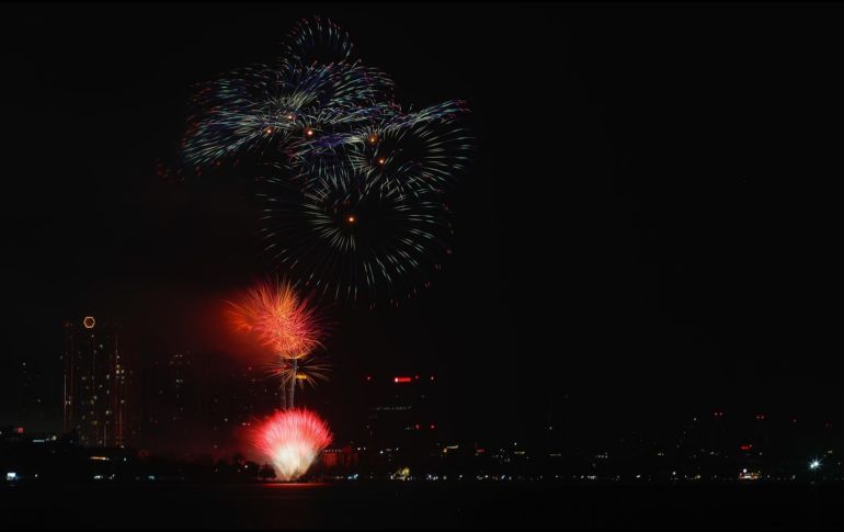 Fuegos artificiales iluminan el cielo durante en la Nochevieja en Hanoi, Vietnam. EFE / L. Thai Linh