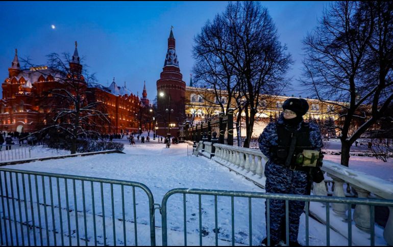 Un agente de policía de guardia en el centro de Moscú durante las celebraciones de Nochevieja. Los espectáculos de fuegos artificiales han sido cancelados. La Plaza Roja permanecerá cerrada al público. Las restricciones están relacionadas con una operación militar especial en Ucrania, según informaron las autoridades. EFE / S. Ilnisky