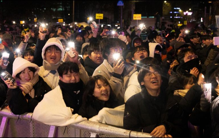 Personas asisten a las celebraciones durante una cuenta regresiva en el pabellón Bosingak en Seúl, Corea del Sur. EFE / J. Heon-Kyun