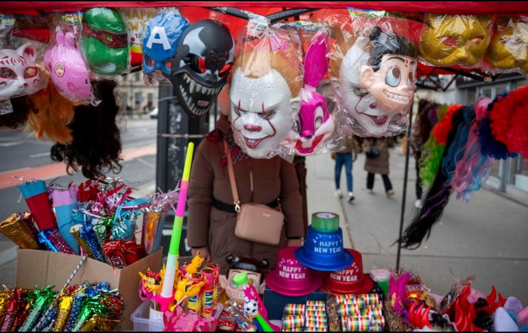 Un puesto de venta ambulante ofrece máscaras y otros artículos para fiestas en Budapest, Hungría. EFE / Z. Balogh