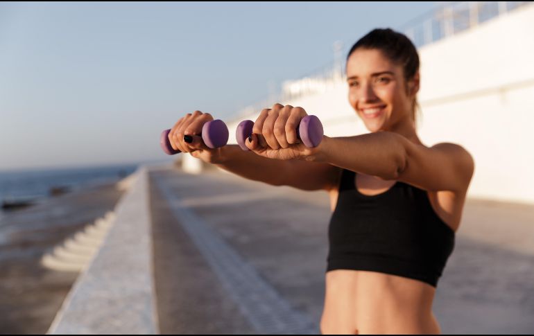 Una vez que el cuerpo esté listo, los principiantes pueden empezar con ejercicios de cardio suave, entrenamiento de fuerza ligera o rutinas de flexibilidad. FREEPIK