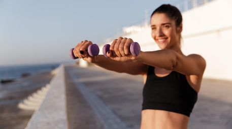 Una vez que el cuerpo esté listo, los principiantes pueden empezar con ejercicios de cardio suave, entrenamiento de fuerza ligera o rutinas de flexibilidad. FREEPIK