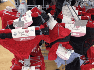 Los precios de las prendas varían entre 50 y 200 pesos, dependiendo del diseño y el material. SUN / J. RAMÍREZ