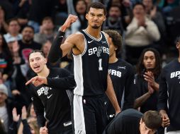 El basquetbolista Victor Wembanyama, tuvo que abandonar el partido debido a molestias físicas. AP