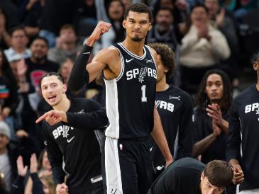 El basquetbolista Victor Wembanyama, tuvo que abandonar el partido debido a molestias físicas. AP