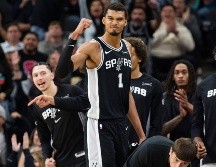 El basquetbolista Victor Wembanyama, tuvo que abandonar el partido debido a molestias físicas. AP