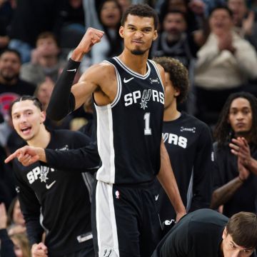 El basquetbolista Victor Wembanyama, tuvo que abandonar el partido debido a molestias físicas. AP