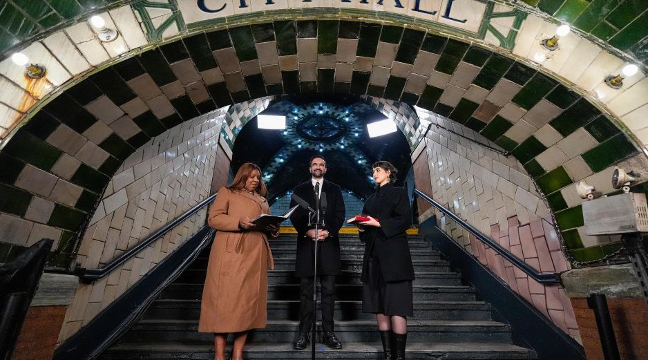 La fiscal general de Nueva York, Letitia James, toma juramento al alcalde electo de la ciudad de Nueva York, Zohran Mamdani. AP