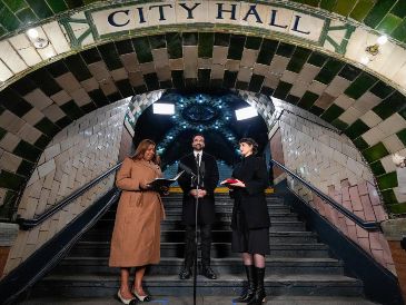 La fiscal general de Nueva York, Letitia James, toma juramento al alcalde electo de la ciudad de Nueva York, Zohran Mamdani. AP