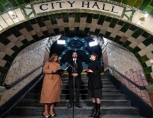 La fiscal general de Nueva York, Letitia James, toma juramento al alcalde electo de la ciudad de Nueva York, Zohran Mamdani. AP