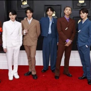 El último miembro de la banda en completar el servicio militar obligatorio, que había producido la suspensión de sus actividades, fue Suga. EFE/ Archivo