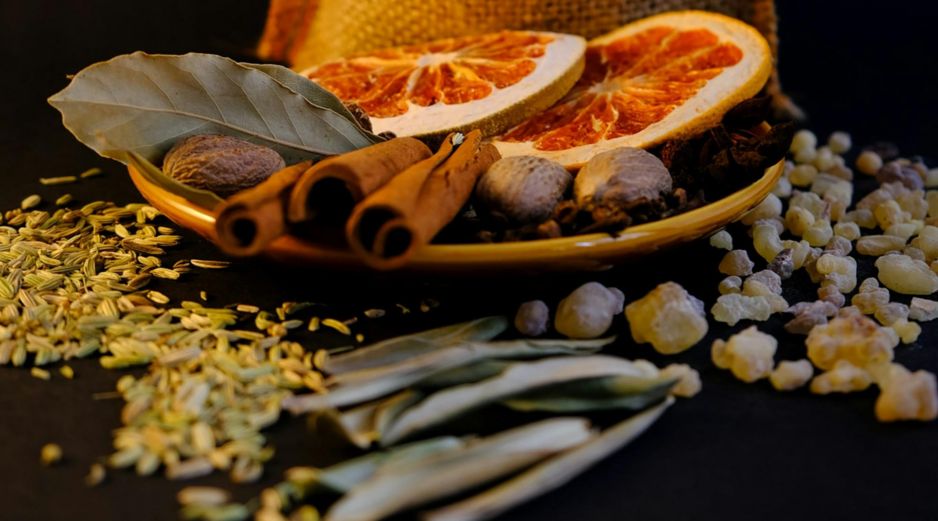 Este método natural no busca perfumar de forma permanente, sino neutralizar olores momentáneos mediante vapor caliente. Unsplash