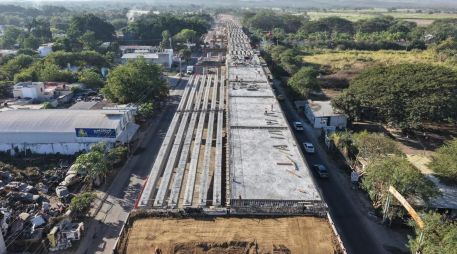 Se intervinieron mil 523 kilómetros de carreteras y caminos; y se rehabilitaron y construyeron 31 kilómetros de puentes. ESPECIAL/SICT