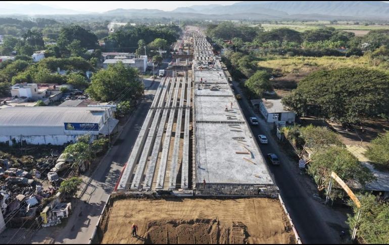 Se intervinieron mil 523 kilómetros de carreteras y caminos; y se rehabilitaron y construyeron 31 kilómetros de puentes. ESPECIAL/SICT