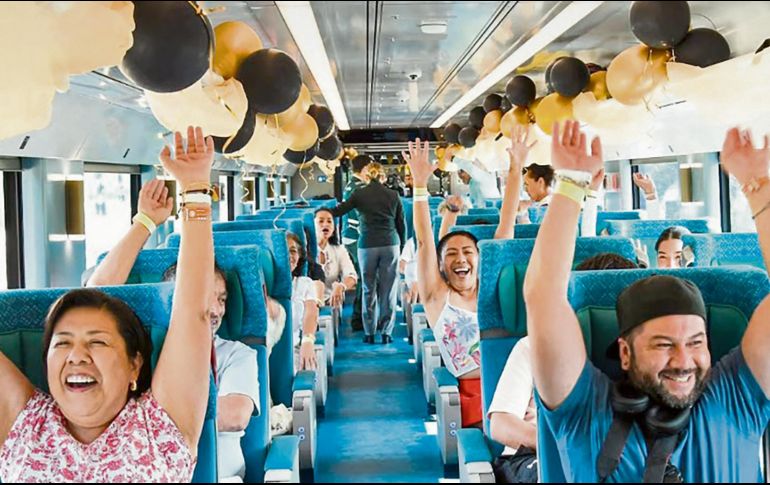 El trayecto se llenó de música, sonrisas y un ambiente de celebración con fotografías de sus pasajeros haciendo el tradicional brindis de Año Nuevo. ESPECIAL