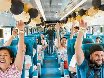 El trayecto se llenó de música, sonrisas y un ambiente de celebración con fotografías de sus pasajeros haciendo el tradicional brindis de Año Nuevo. ESPECIAL