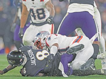 El quarterback se lesionó el pasado 21 de diciembre, en la derrota ante los Patriots, tras recibir un golpe en la espalda durante una jugada terrestre. AFP