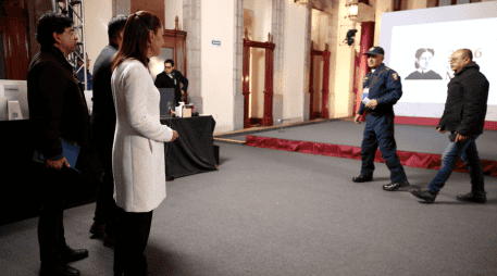 Por el movimiento telúrico, la conferencia presidencial fue interrumpida durante unos minutos. EFE/J. Méndez