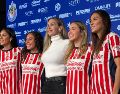 Nelly Simón, directora deportiva de Chivas Femenil, anunció en rueda de prensa formalmente a las jugadoras Eva González, Jasmine Casarez, Mayra Pelayo y Cristina Ferral ante los medios de comunicación. EL INFORMADOR / A. García