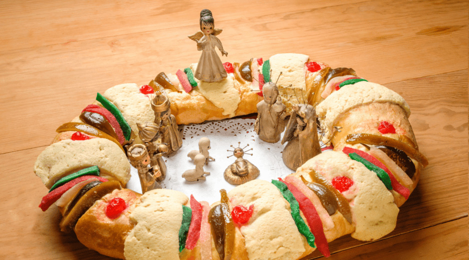 El origen de esta celebración se remonta al relato bíblico de la Epifanía, que conmemora la visita de los Reyes Magos (Melchor, Gaspar y Baltasar) al niño Jesús, guiados por la estrella de Belén.  CANVA