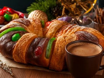 Conforme a la tradición, quien encuentra al "Niño Dios" tiene el compromiso de organizar la celebración del Día de la Candelaria, el 2 de febrero, fecha en la que se acostumbra compartir tamales y atole. ESPECIAL / CANVA