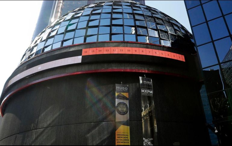 En la jornada, el peso mexicano se apreció un 0.52 % frente al dólar, al cotizar en 17.91 unidades por billete verde. EFE