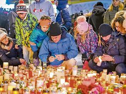 Vecinos y turistas presentes en Crans-Montana montaron una ofrenda en memoria de los afectados por el incendio del bar Le Constellation. EFE