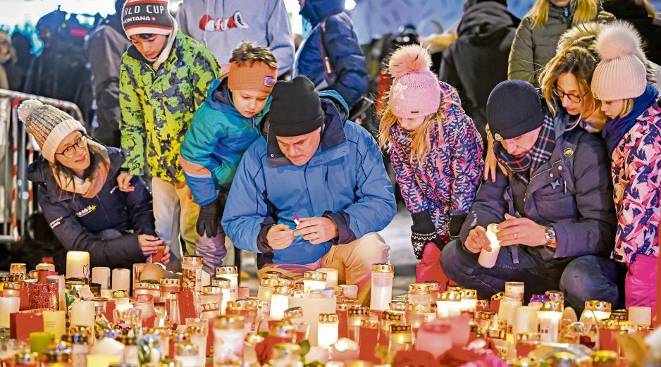 Vecinos y turistas presentes en Crans-Montana montaron una ofrenda en memoria de los afectados por el incendio del bar Le Constellation. EFE