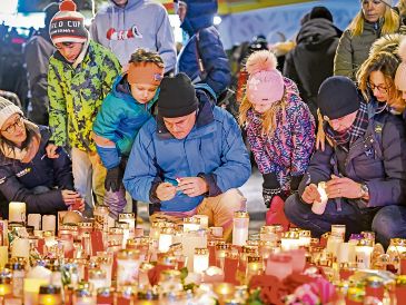 Vecinos y turistas presentes en Crans-Montana montaron una ofrenda en memoria de los afectados por el incendio del bar Le Constellation. EFE