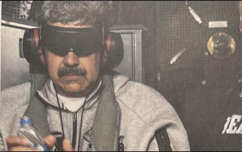 En la imagen compartida por Trump, se ve a Nicolás Maduro esposado, con los ojos y oídos cubiertos, y detrás de él, a un agente. Truth Social / @realDonaldTrump