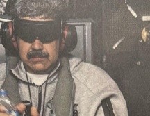 En la imagen compartida por Trump, se ve a Nicolás Maduro esposado, con los ojos y oídos cubiertos, y detrás de él, a un agente. Truth Social / @realDonaldTrump