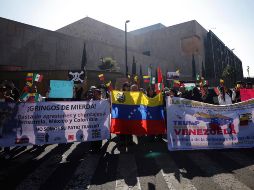 Un pequeño grupo de civiles y políticos en México pidieron este sábado una campaña internacional contra lo que calificaron como una “agresión imperialista” de Estados Unidos en Venezuela. EFE/ S. Gutiérrez