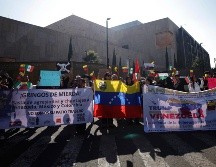 Un pequeño grupo de civiles y políticos en México pidieron este sábado una campaña internacional contra lo que calificaron como una “agresión imperialista” de Estados Unidos en Venezuela. EFE/ S. Gutiérrez