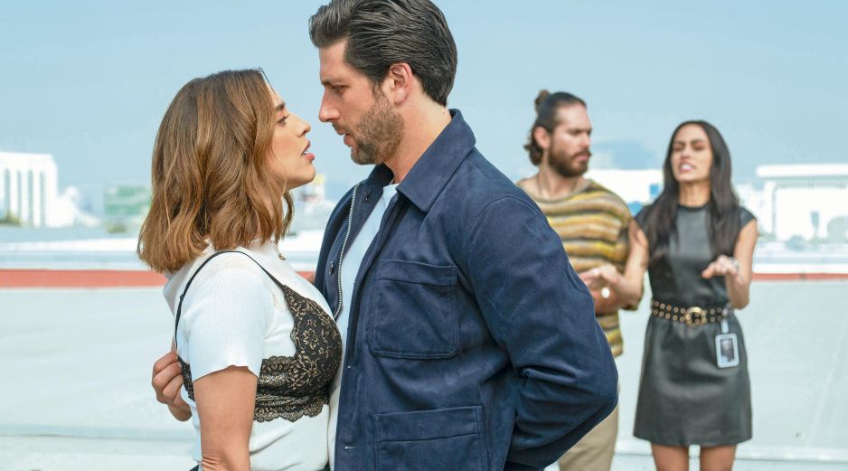 Ana González Bello y Diego Klein protagonizan “Amor de oficina”, una comedia romántica que cruza el deseo y la ambición en el entorno laboral. CORTESÍA