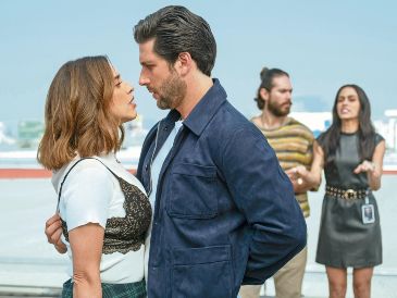 Ana González Bello y Diego Klein protagonizan “Amor de oficina”, una comedia romántica que cruza el deseo y la ambición en el entorno laboral. CORTESÍA