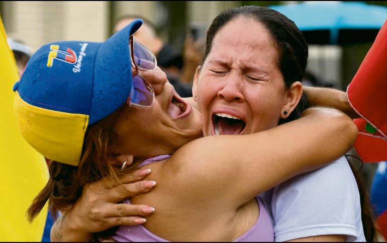 Venezolanos celebran en las calles el fin del Gobierno de Maduro, tras confirmarse su caída en el poder, con escenas de júbilo y esperanza. EL UNIVERSAL