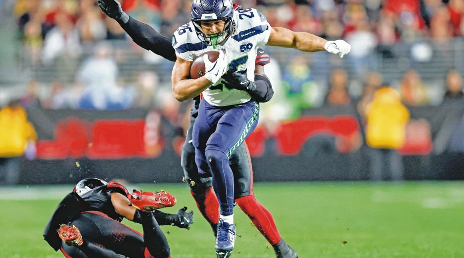 Zach Charbonnet anotó con un acarreo de 27 yardas en el primer cuarto del encuentro en la victoria de Seattle. AFP